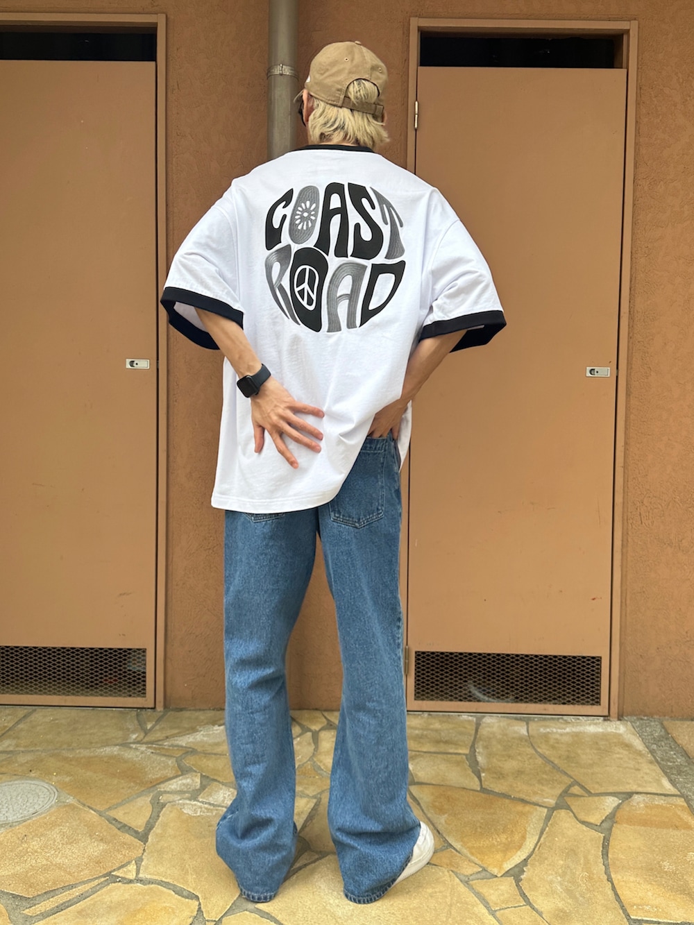 その他のTシャツ/カットソー、ブルー系のデニムパンツ、ホワイト系のスニーカーを着用したメンズの春コーディネートの3枚目の写真