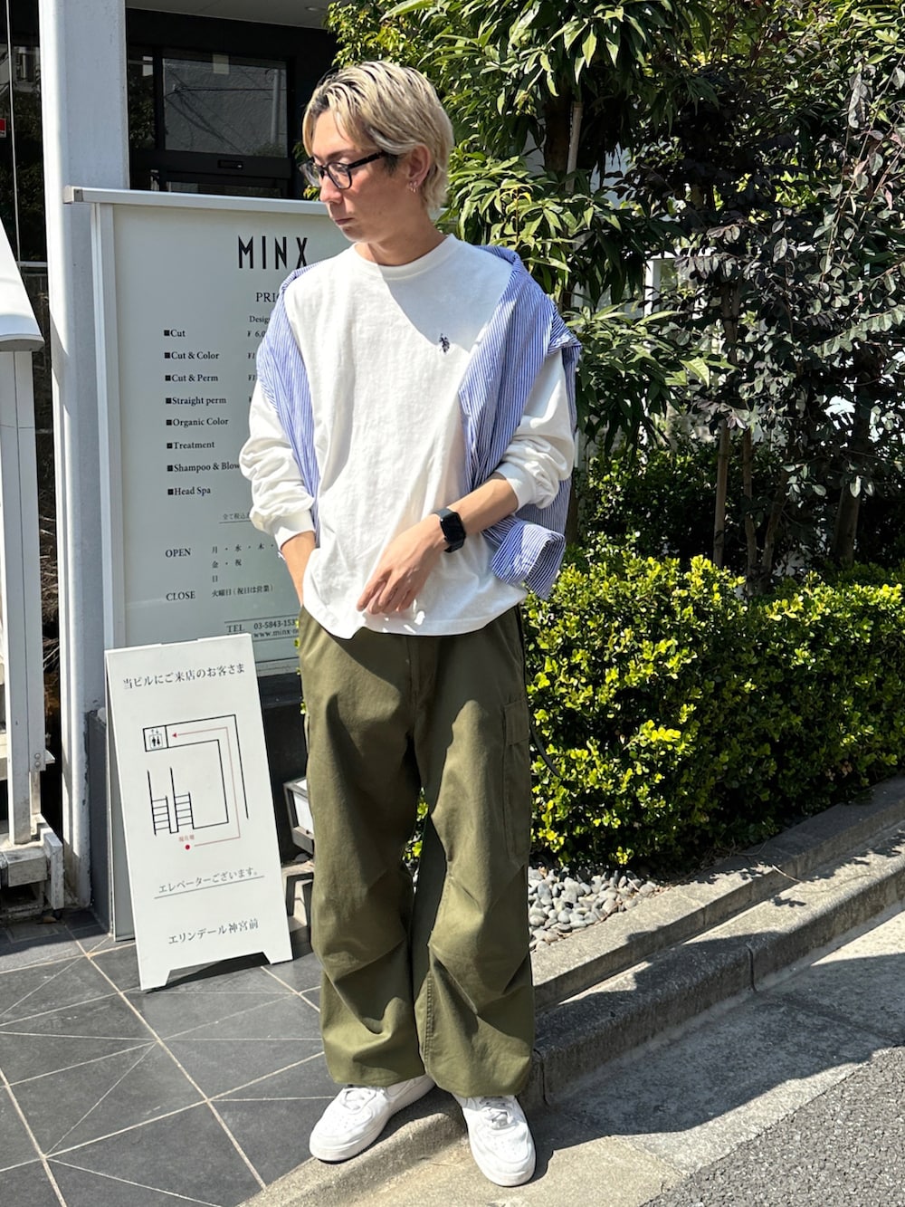 ホワイト系のTシャツ/カットソー、グリーン系のカーゴパンツ、ホワイト系のスニーカーを着用したメンズの春コーディネートの2枚目の写真