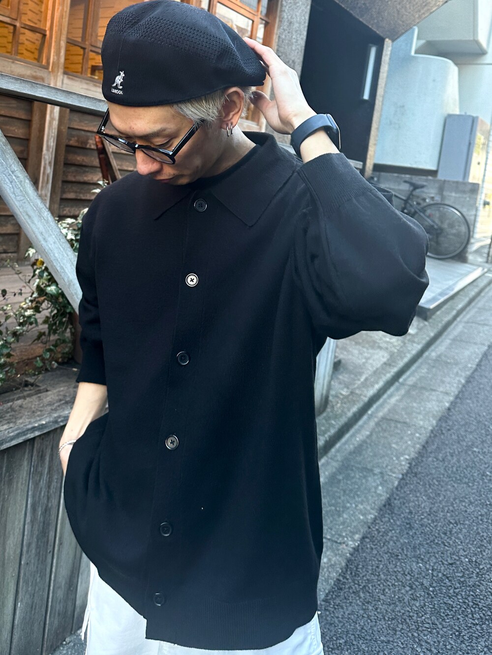 ブラック系のカーディガン/ボレロ、ホワイト系のカーゴパンツ、ブラック系のスニーカーを着用したメンズの冬コーディネートの4枚目の写真