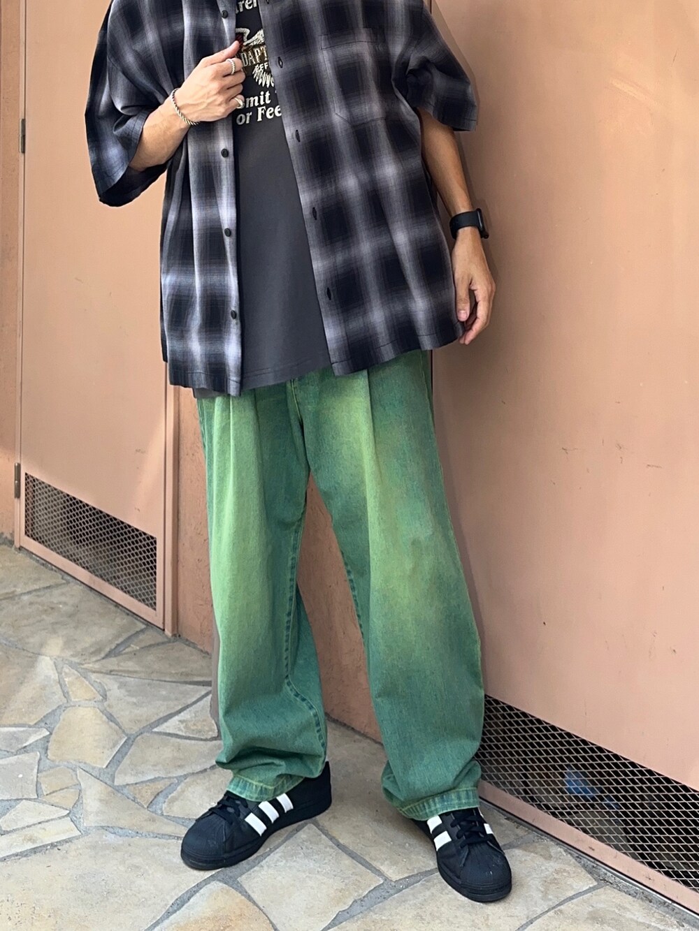 ブラック系のスニーカー、その他のタンクトップ、ブラック系のシャツ/ブラウスを着用したメンズの夏コーディネートの4枚目の写真