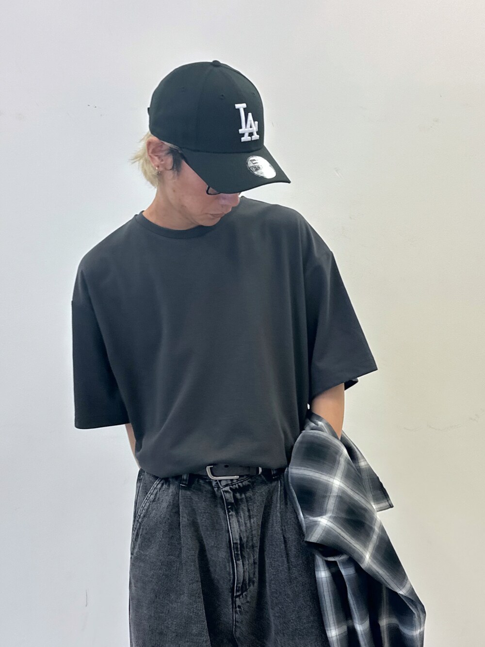 グレー系のTシャツ/カットソー、ブラック系のシャツ/ブラウス、ブラック系のデニムパンツを着用したメンズの春コーディネートの4枚目の写真