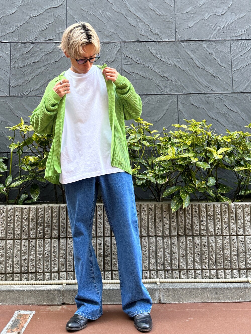 グリーン系のカーディガン/ボレロ、ホワイト系のTシャツ/カットソー、ブルー系のデニムパンツを着用したメンズの春コーディネートの3枚目の写真