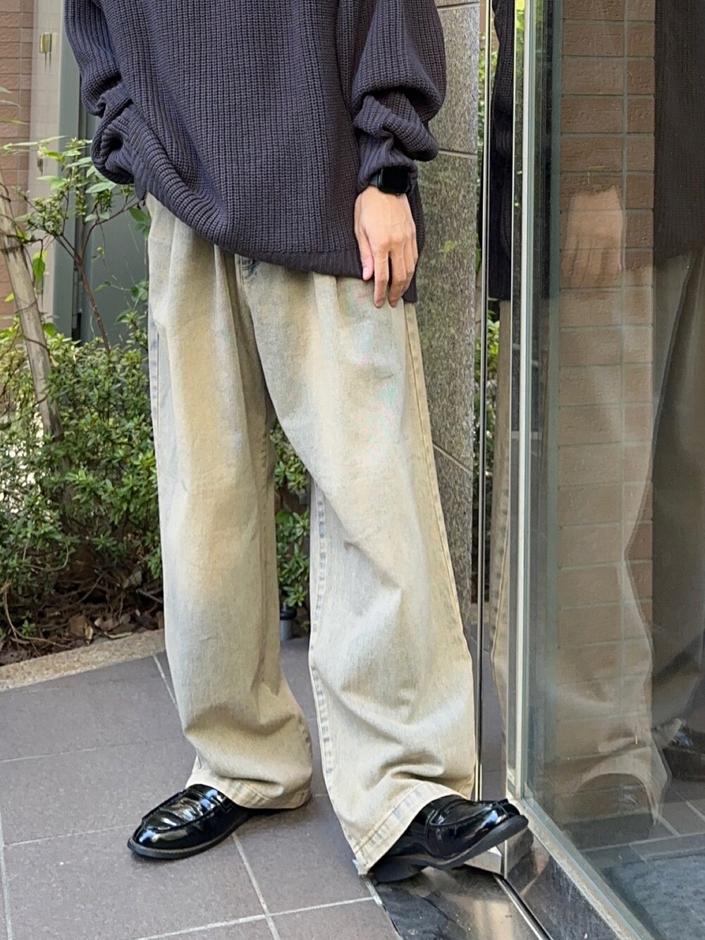 レッド系のデニムパンツ、グレー系のニット/セーターを着用したメンズの夏コーディネートの4枚目の写真