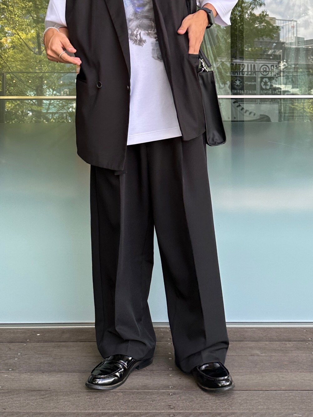 ブラック系のベスト、その他のTシャツ/カットソー、ブラック系のスラックスを着用したメンズの夏コーディネートの4枚目の写真