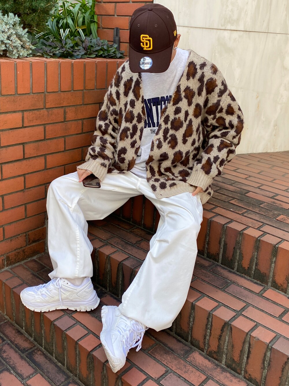 その他のカーディガン/ボレロ、グレー系のスウェット、ホワイト系のカーゴパンツを着用したメンズの秋コーディネートの3枚目の写真