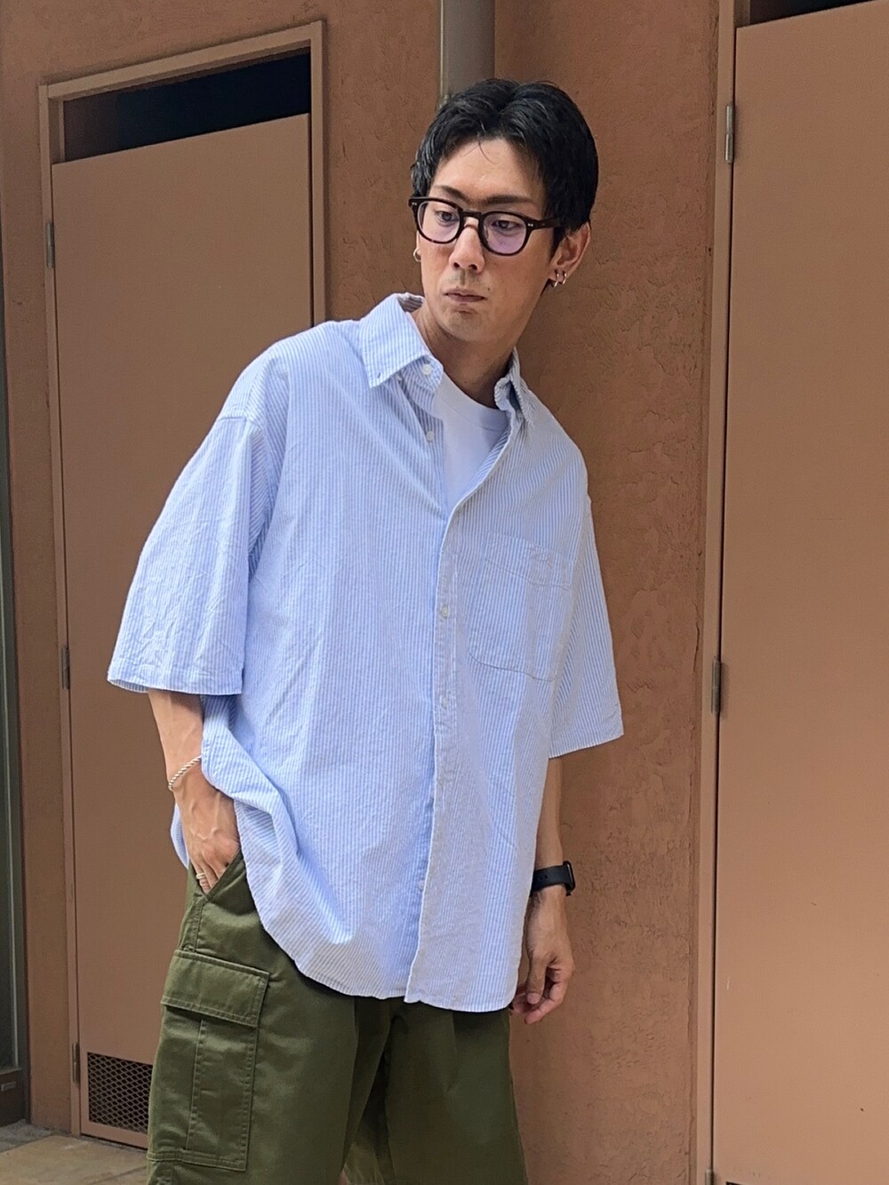 ブルー系のシャツ/ブラウス、ホワイト系のタンクトップ、グリーン系のカーゴパンツを着用したメンズの夏コーディネートの4枚目の写真