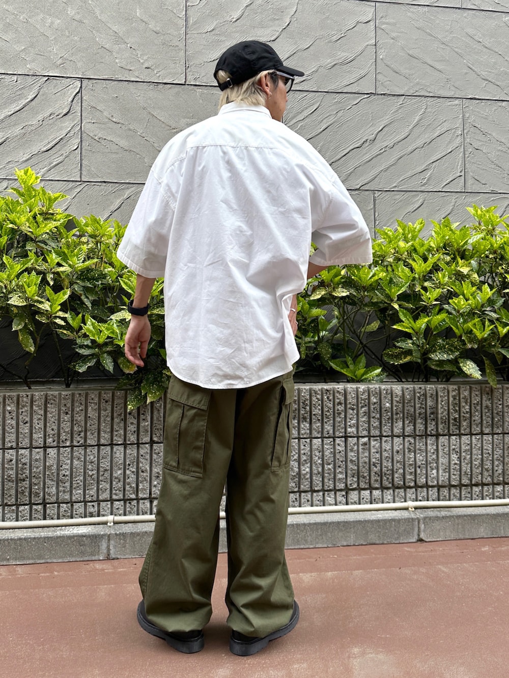 ホワイト系のシャツ/ブラウス、その他のTシャツ/カットソー、グリーン系のカーゴパンツを着用したメンズの春コーディネートの3枚目の写真