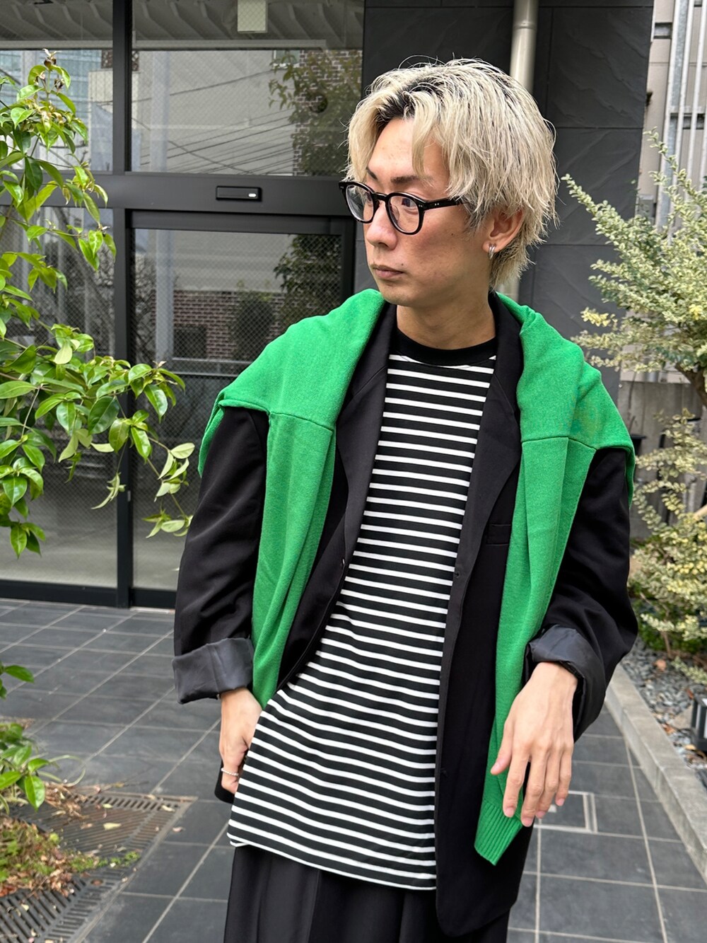 ブラック系のテーラードジャケット、ブラック系のTシャツ/カットソー、ブラック系のスラックスを着用したメンズの春コーディネートの4枚目の写真