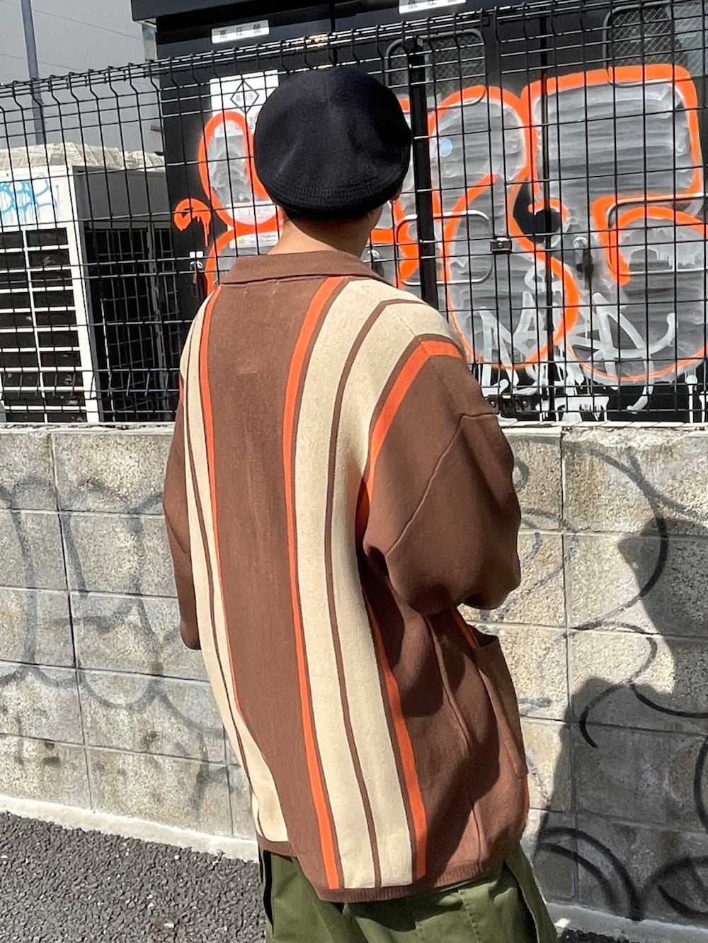 ブラウン系のカーディガン/ボレロ、グレー系のスウェット、グリーン系のカーゴパンツを着用したメンズの秋コーディネートの3枚目の写真