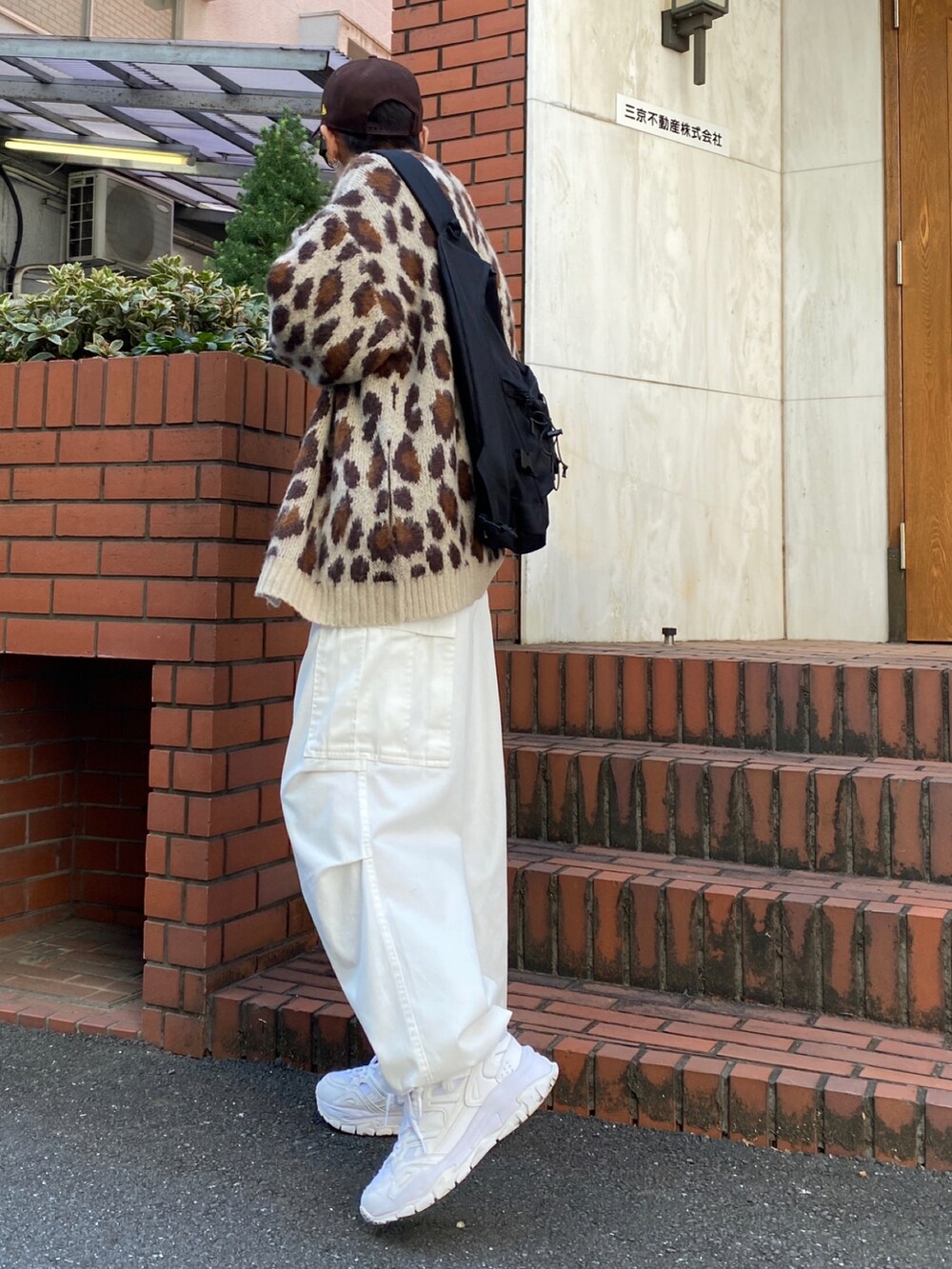 その他のカーディガン/ボレロ、グレー系のスウェット、ホワイト系のカーゴパンツを着用したメンズの秋コーディネートの2枚目の写真