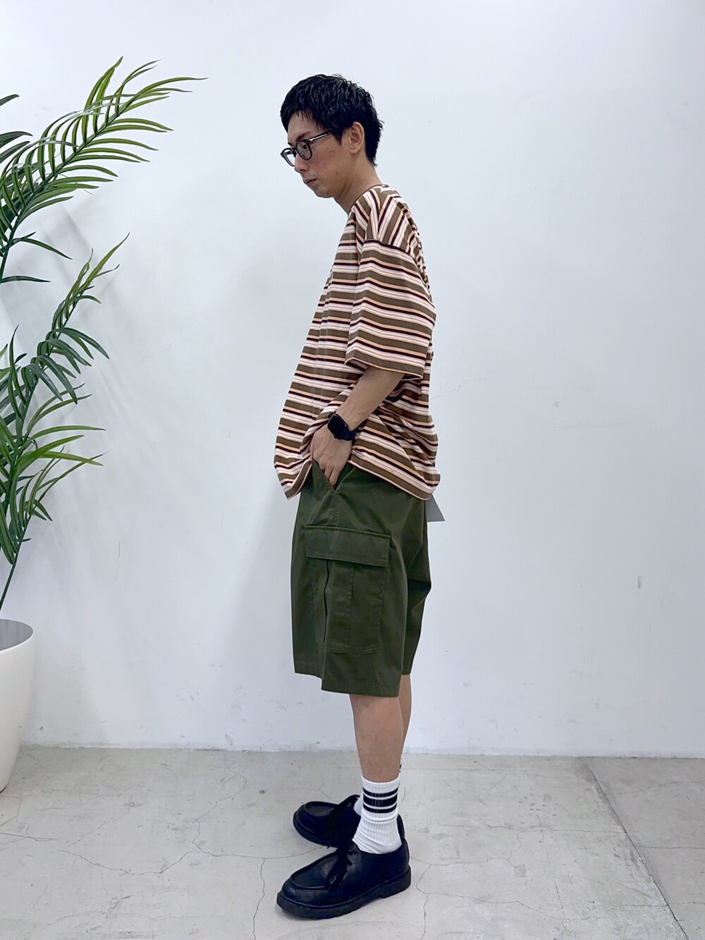 その他のTシャツ/カットソー、グリーン系のカーゴパンツを着用したメンズの夏コーディネートの3枚目の写真