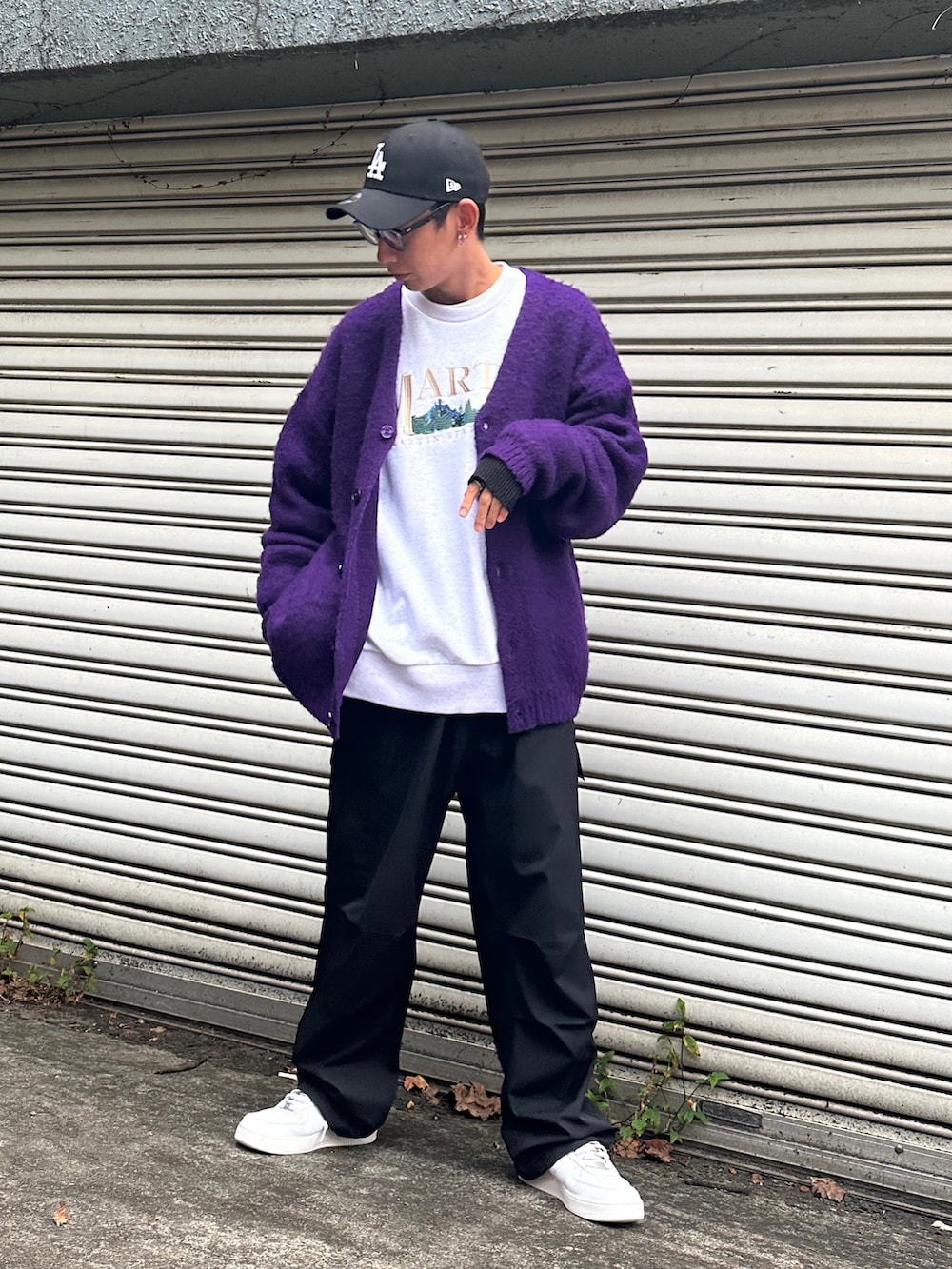 パープル系のカーディガン/ボレロ、グレー系のスウェット、ブラック系のカーゴパンツを着用したメンズの秋コーディネートの2枚目の写真