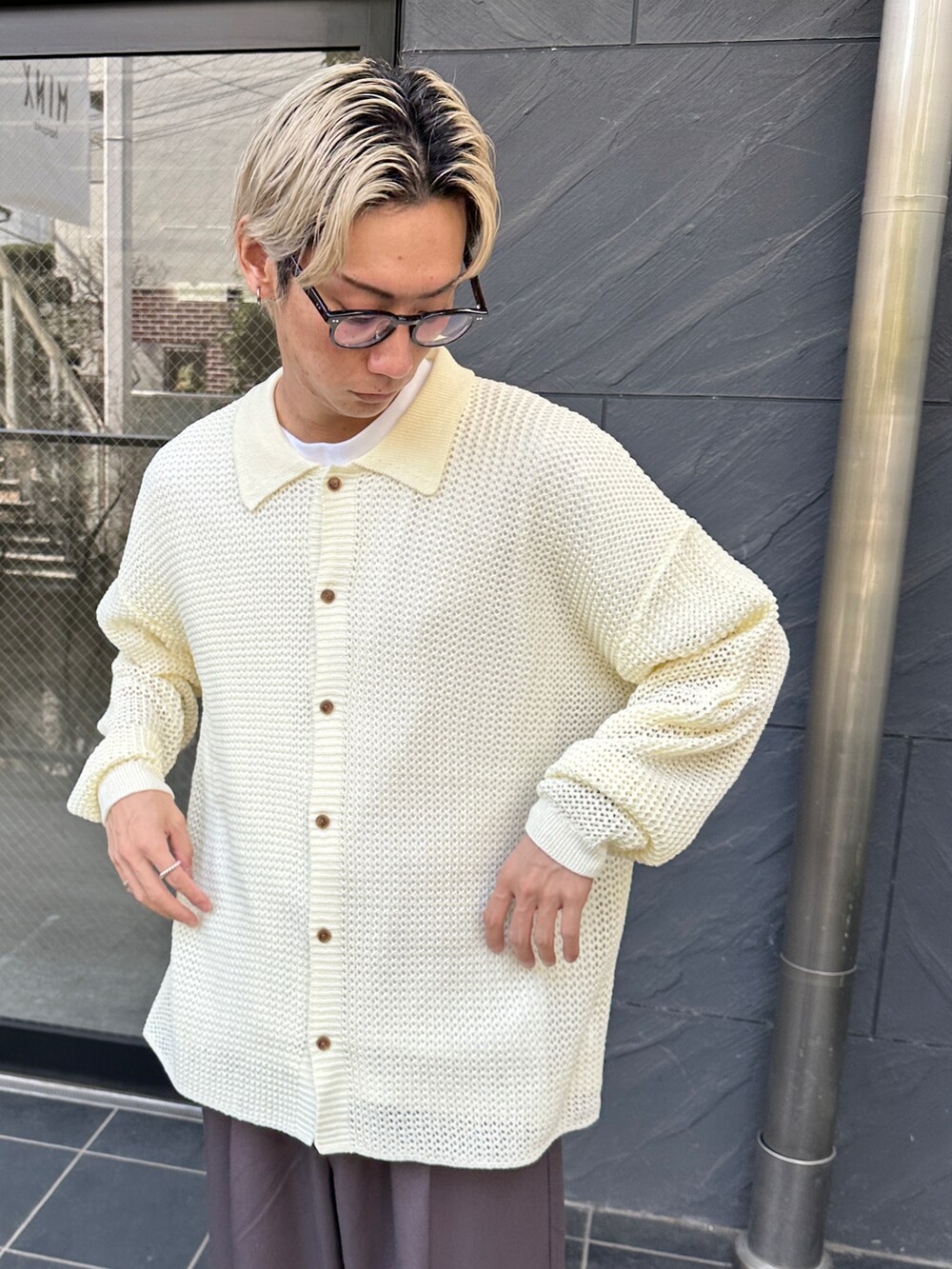 ホワイト系のカーディガン/ボレロ、ホワイト系のTシャツ/カットソー、ブラック系のスラックスを着用したメンズの春コーディネートの4枚目の写真