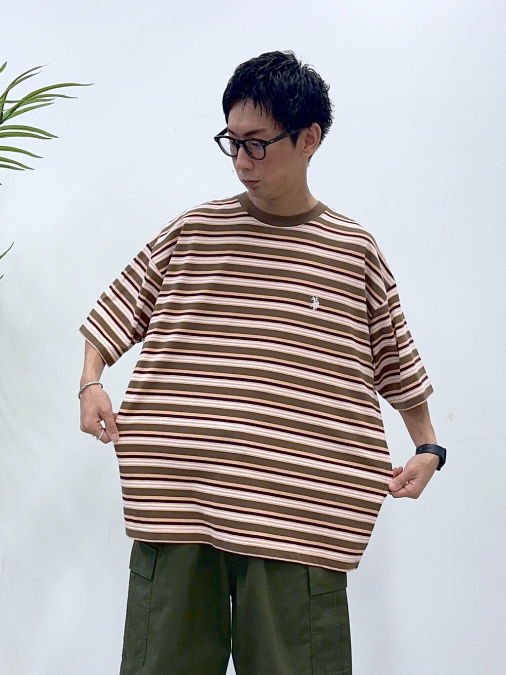 その他のTシャツ/カットソー、グリーン系のカーゴパンツを着用したメンズの夏コーディネートの4枚目の写真