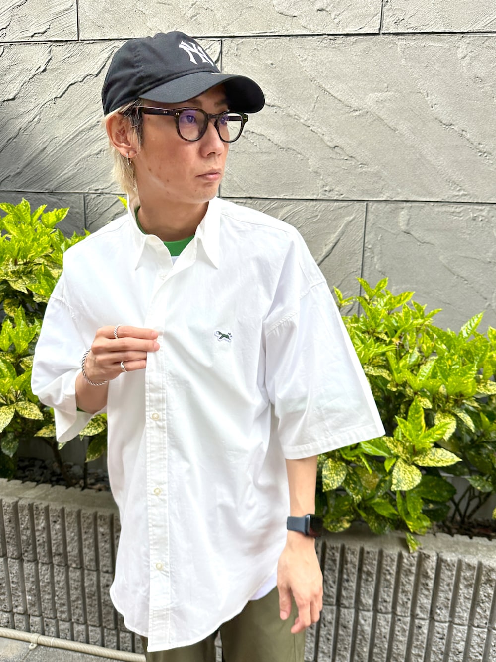 ホワイト系のシャツ/ブラウス、その他のTシャツ/カットソー、グリーン系のカーゴパンツを着用したメンズの春コーディネートの5枚目の写真