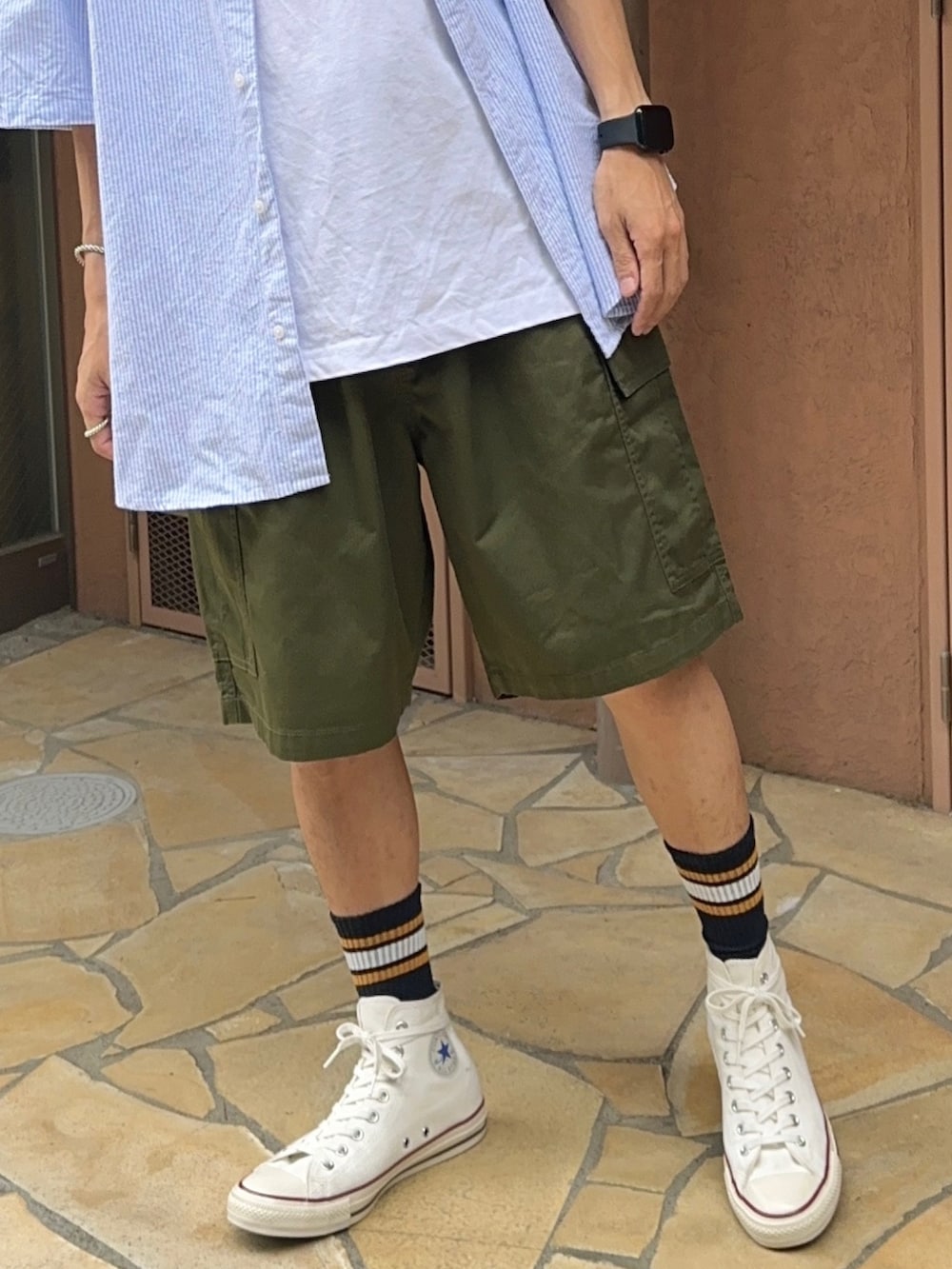 ブルー系のシャツ/ブラウス、ホワイト系のタンクトップ、グリーン系のカーゴパンツを着用したメンズの夏コーディネートの5枚目の写真