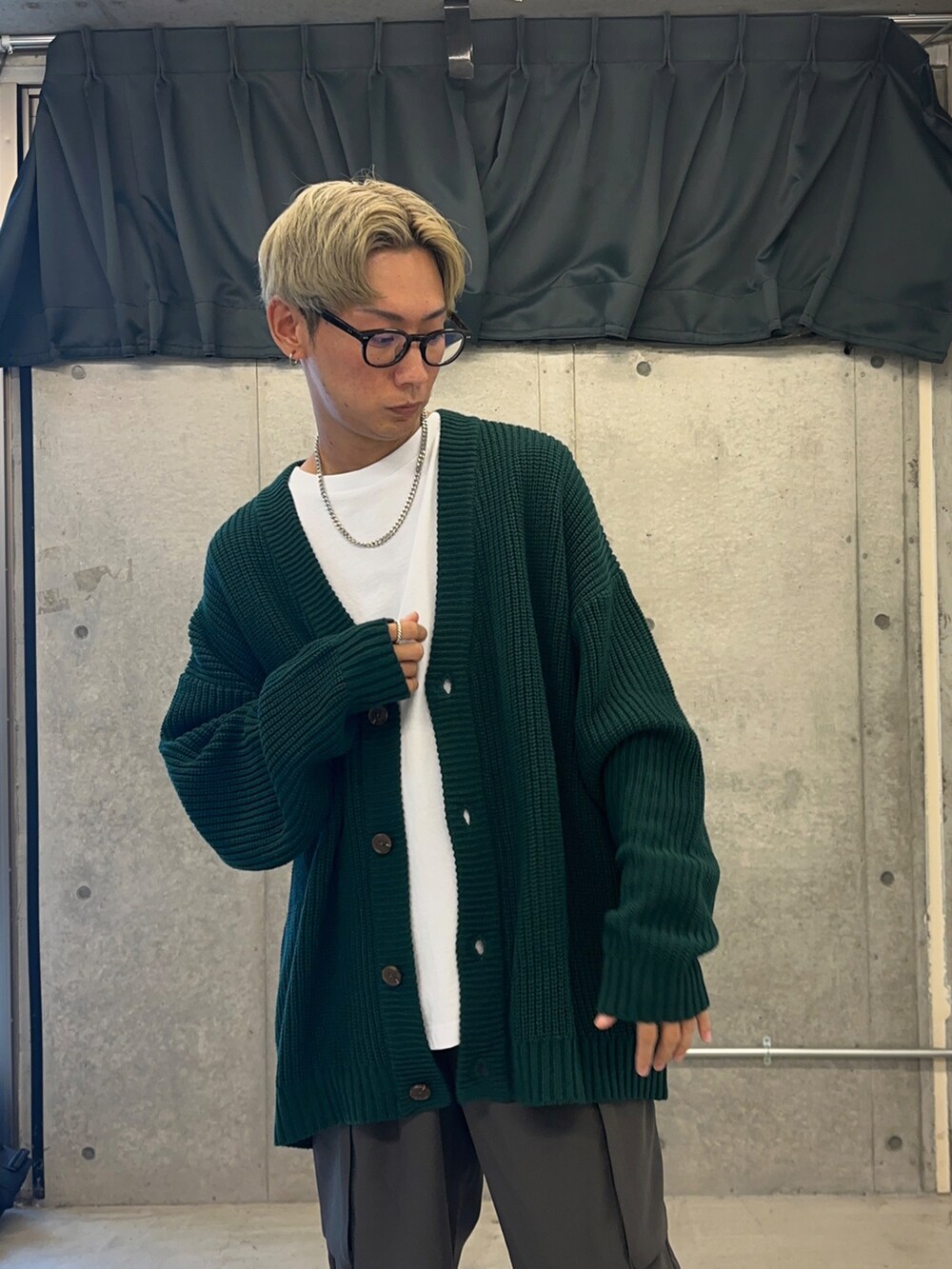 グリーン系のカーディガン/ボレロ、ホワイト系のTシャツ/カットソー、ブラウン系のカーゴパンツを着用したメンズの夏コーディネートの4枚目の写真