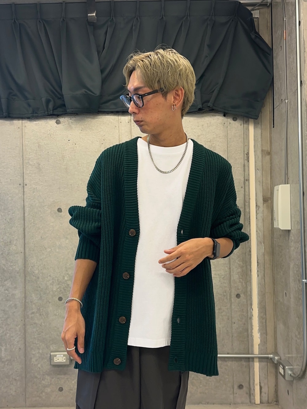 グリーン系のカーディガン/ボレロ、ホワイト系のTシャツ/カットソー、ブラウン系のカーゴパンツを着用したメンズの夏コーディネートの5枚目の写真