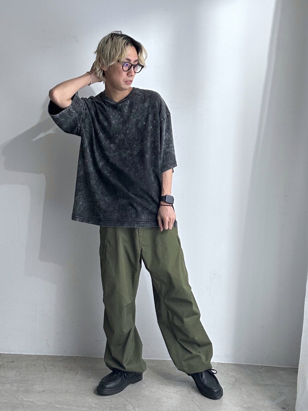 その他のTシャツ/カットソー、グリーン系のカーゴパンツを着用したメンズの春コーディネートの2枚目の写真