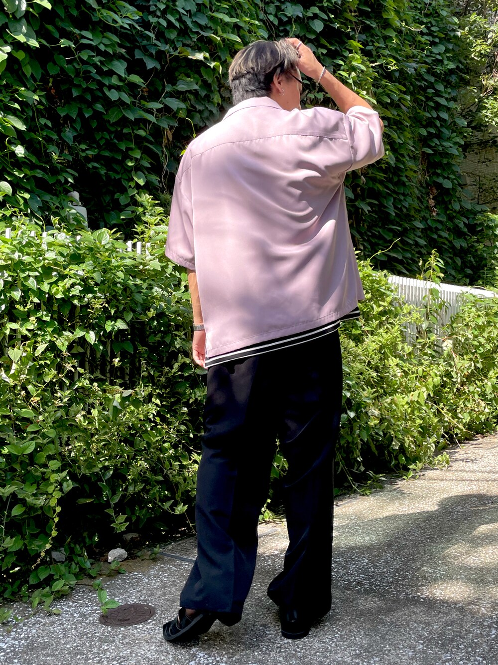 ピンク系のシャツ/ブラウス、ブラック系のTシャツ/カットソー、ブラック系のサンダルを着用したメンズの夏コーディネートの2枚目の写真