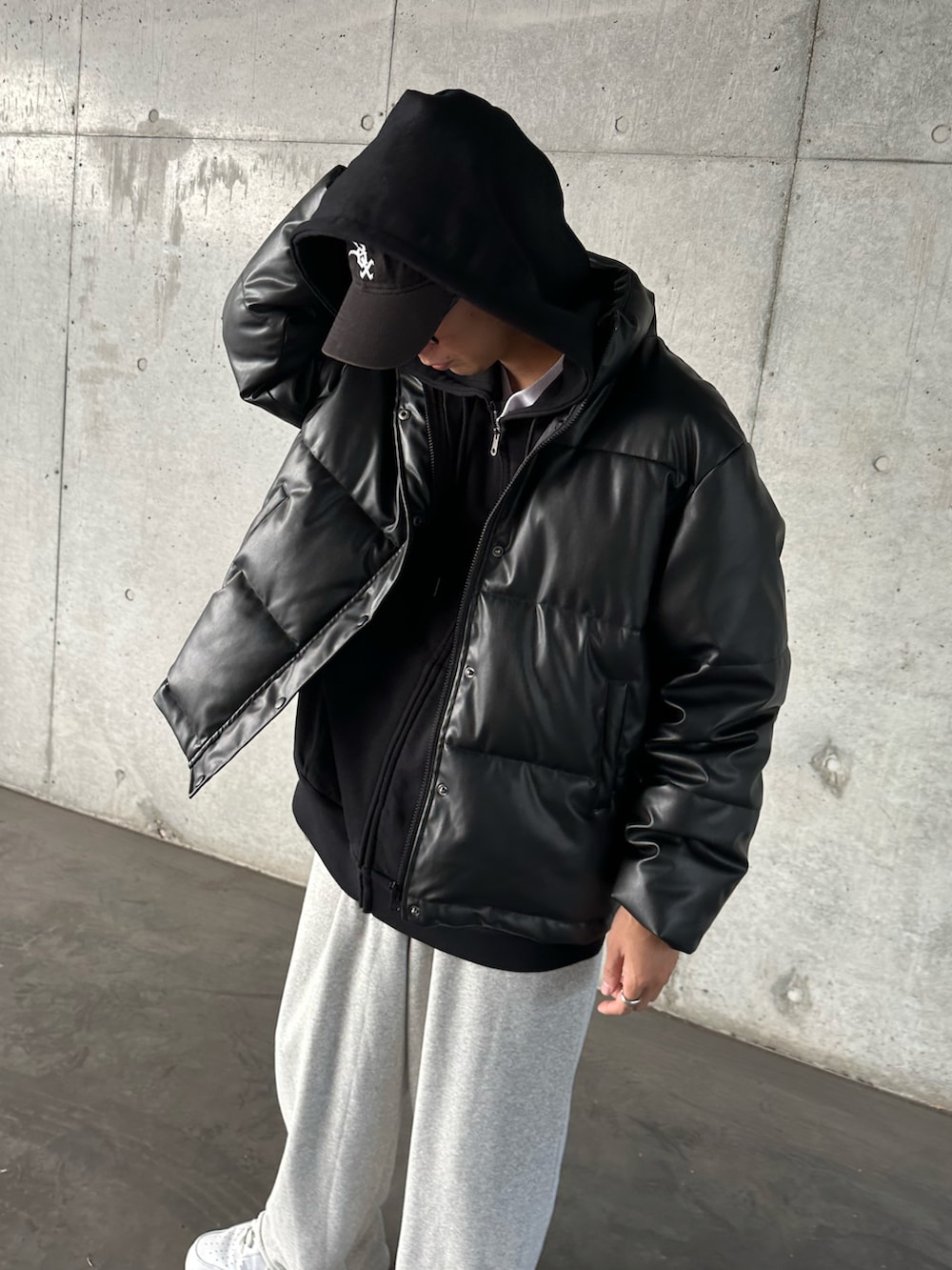 ブラック系のダウンジャケット/コート、ブラック系のパーカー、ホワイト系のTシャツ/カットソーを着用したメンズの秋コーディネートの4枚目の写真