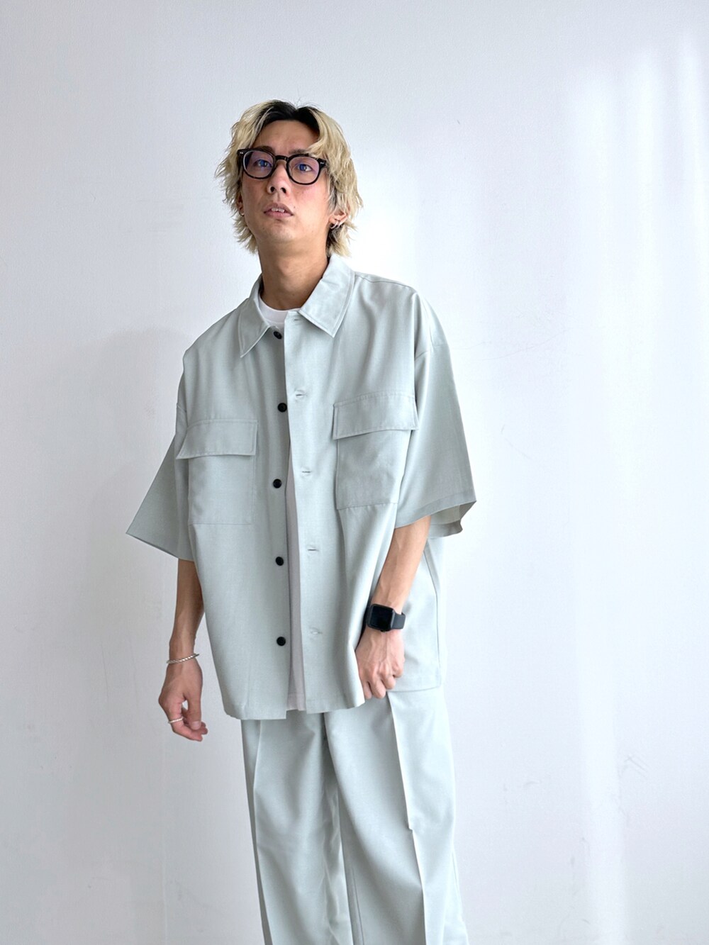 グレー系のシャツ/ブラウス、ホワイト系のTシャツ/カットソー、グレー系のスラックスを着用したメンズの春コーディネートの5枚目の写真