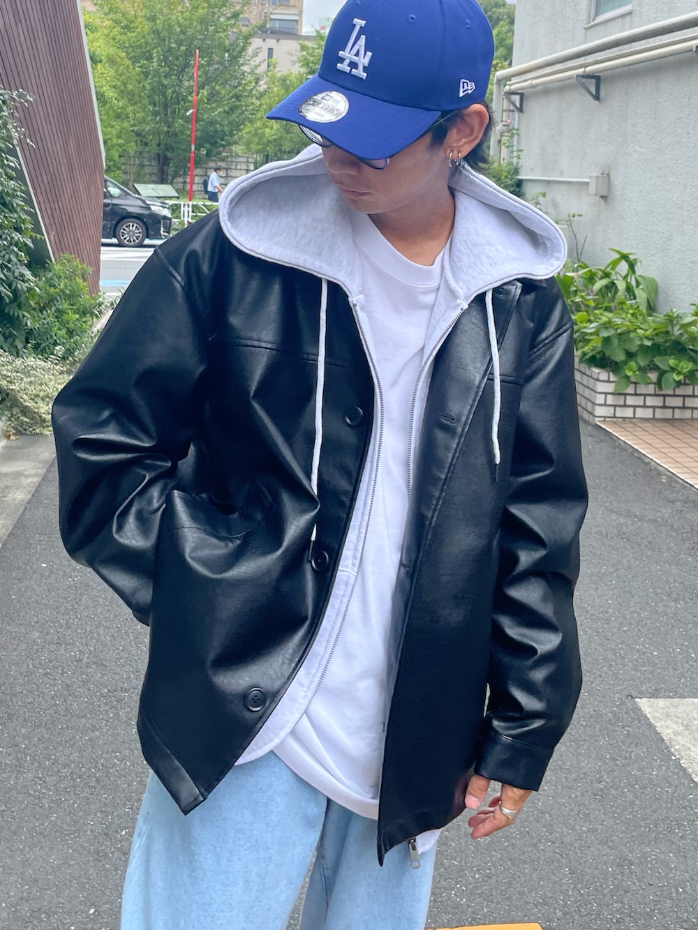 ブラック系のカバーオール、グレー系のパーカー、ホワイト系のTシャツ/カットソーを着用したメンズの秋コーディネートの2枚目の写真