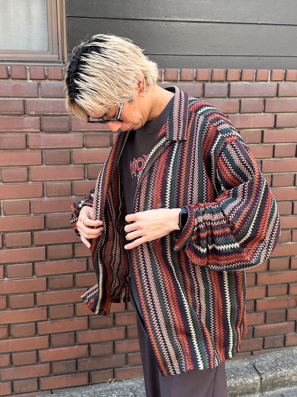 その他のシャツ/ブラウス、その他のTシャツ/カットソー、ブラック系のスラックスを着用したメンズの春コーディネートの5枚目の写真