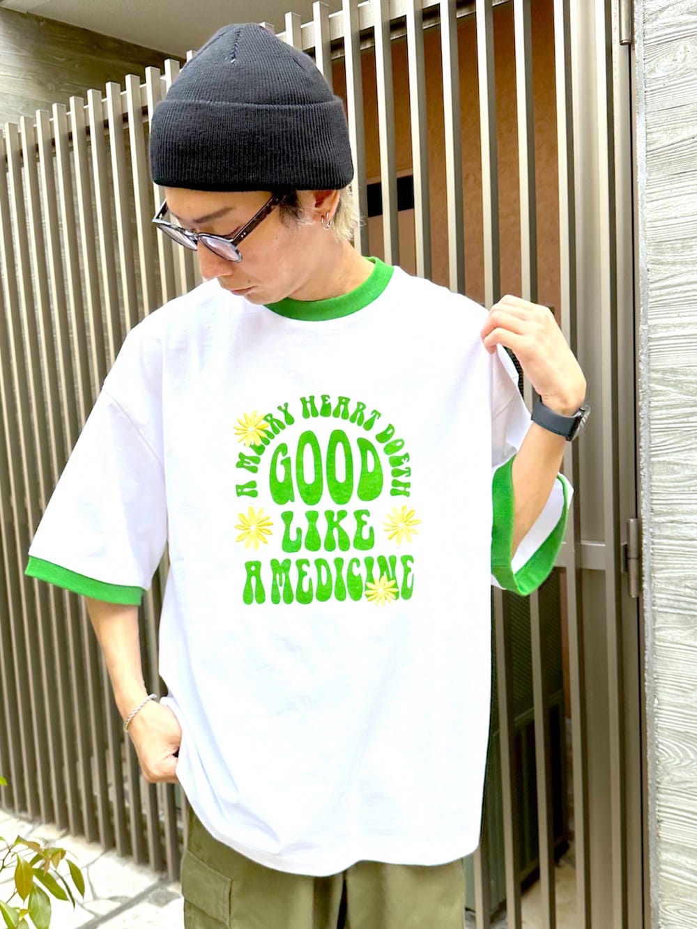 その他のTシャツ/カットソー、グリーン系のカーゴパンツ、ベージュ系のモカシン/デッキシューズを着用したメンズの春コーディネートの5枚目の写真