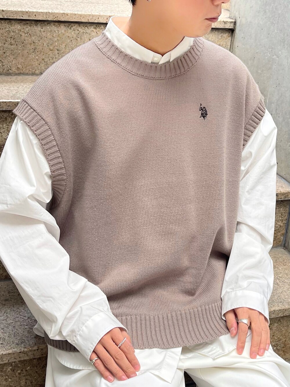 ベージュ系のベスト、ホワイト系のシャツ/ブラウス、ホワイト系のスラックスを着用したメンズの冬コーディネートの3枚目の写真