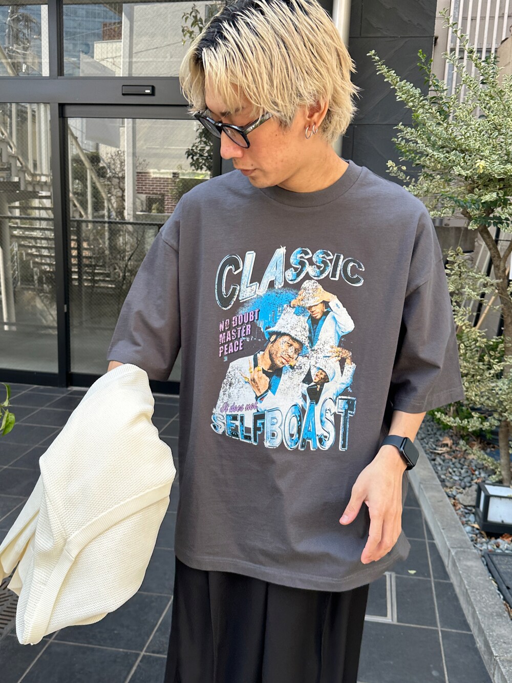 ホワイト系のカーディガン/ボレロ、その他のTシャツ/カットソー、ブラック系のスラックスを着用したメンズの春コーディネートの5枚目の写真