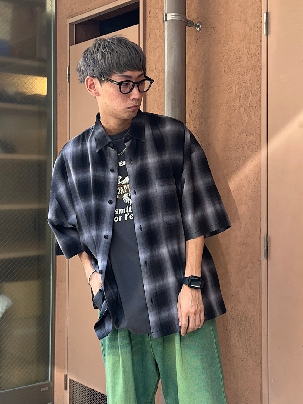 ブラック系のスニーカー、その他のタンクトップ、ブラック系のシャツ/ブラウスを着用したメンズの夏コーディネートの3枚目の写真