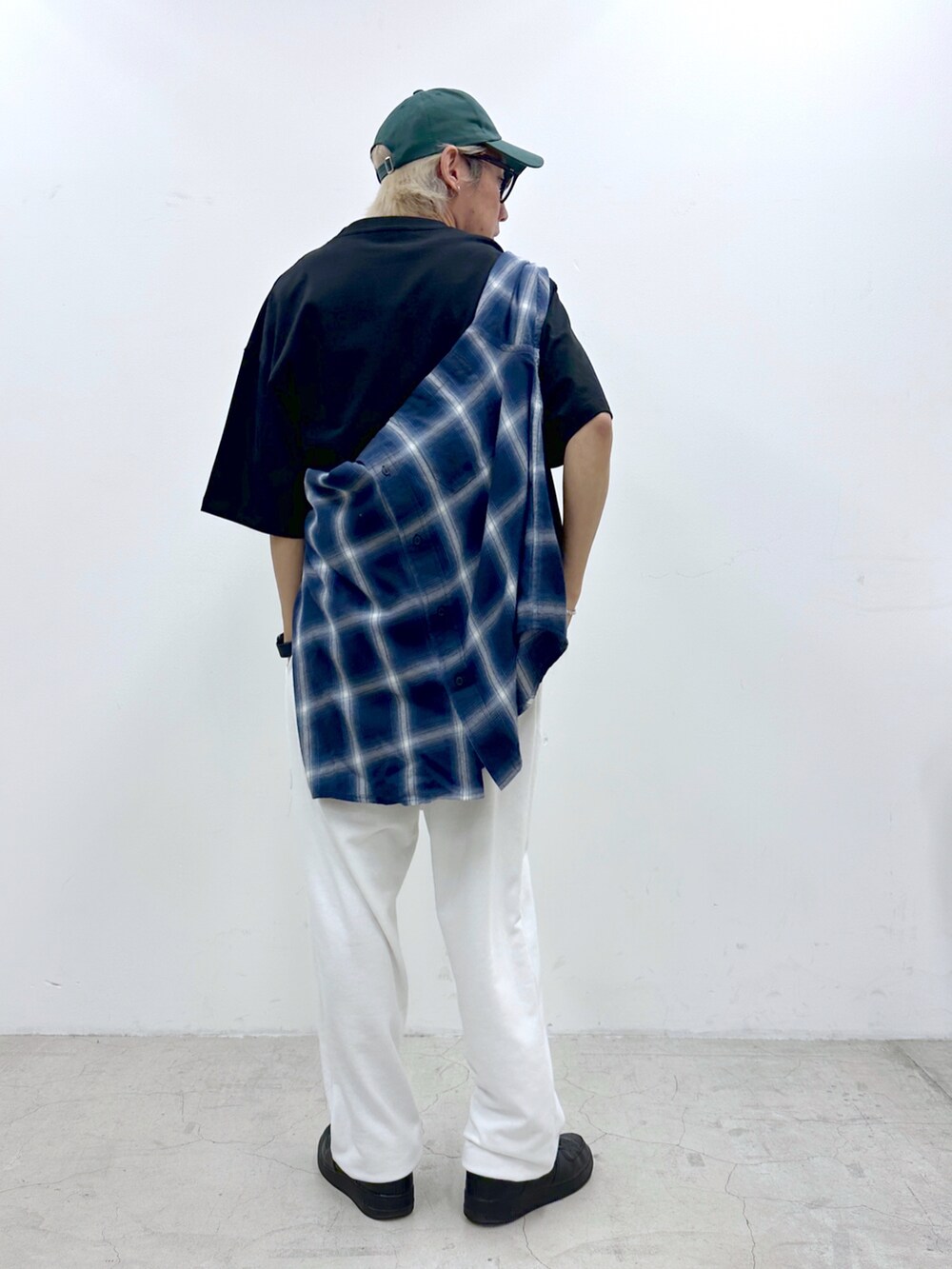 ブラック系のTシャツ/カットソー、ブルー系のシャツ/ブラウス、ホワイト系のスウェットパンツを着用したメンズの春コーディネートの2枚目の写真