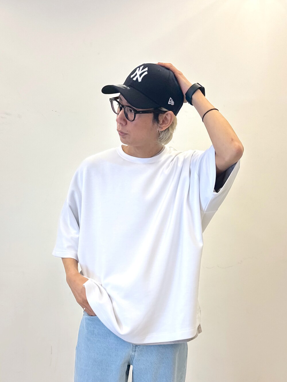 ホワイト系のTシャツ/カットソー、グレー系のTシャツ/カットソー、ブルー系のデニムパンツを着用したメンズの春コーディネートの4枚目の写真