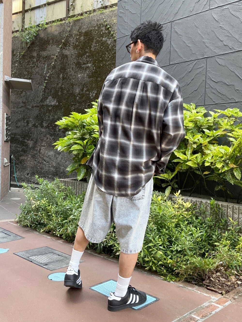 ブラック系のシャツ/ブラウス、ブラック系のTシャツ/カットソー、ブルー系のデニムパンツを着用したメンズの春コーディネートの3枚目の写真