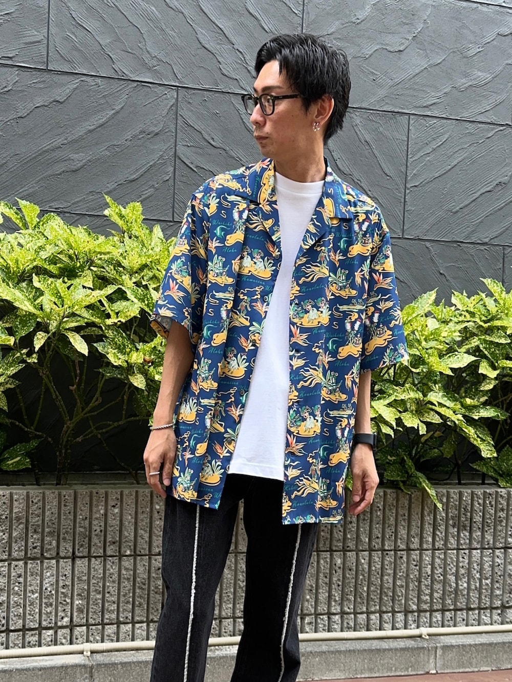 ブラック系のサンダル、ホワイト系のタンクトップ、ブラック系のデニムパンツを着用したメンズの夏コーディネートの4枚目の写真