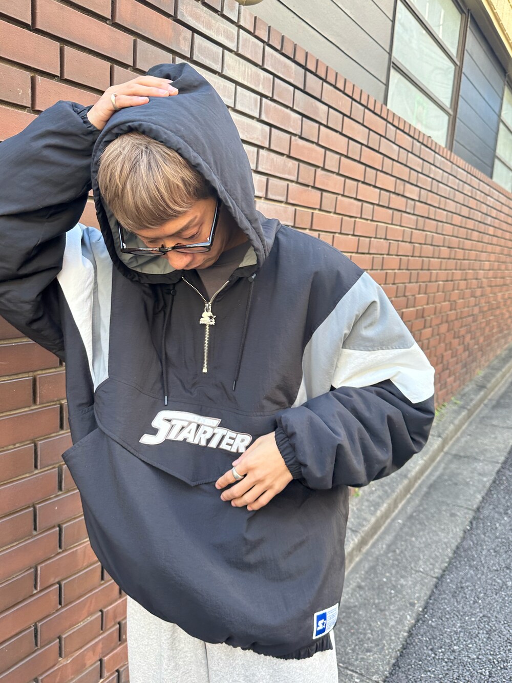 ブラック系のTシャツ/カットソー、グレー系のスウェットパンツ、ブラック系のスニーカーを着用したメンズの秋コーディネートの4枚目の写真