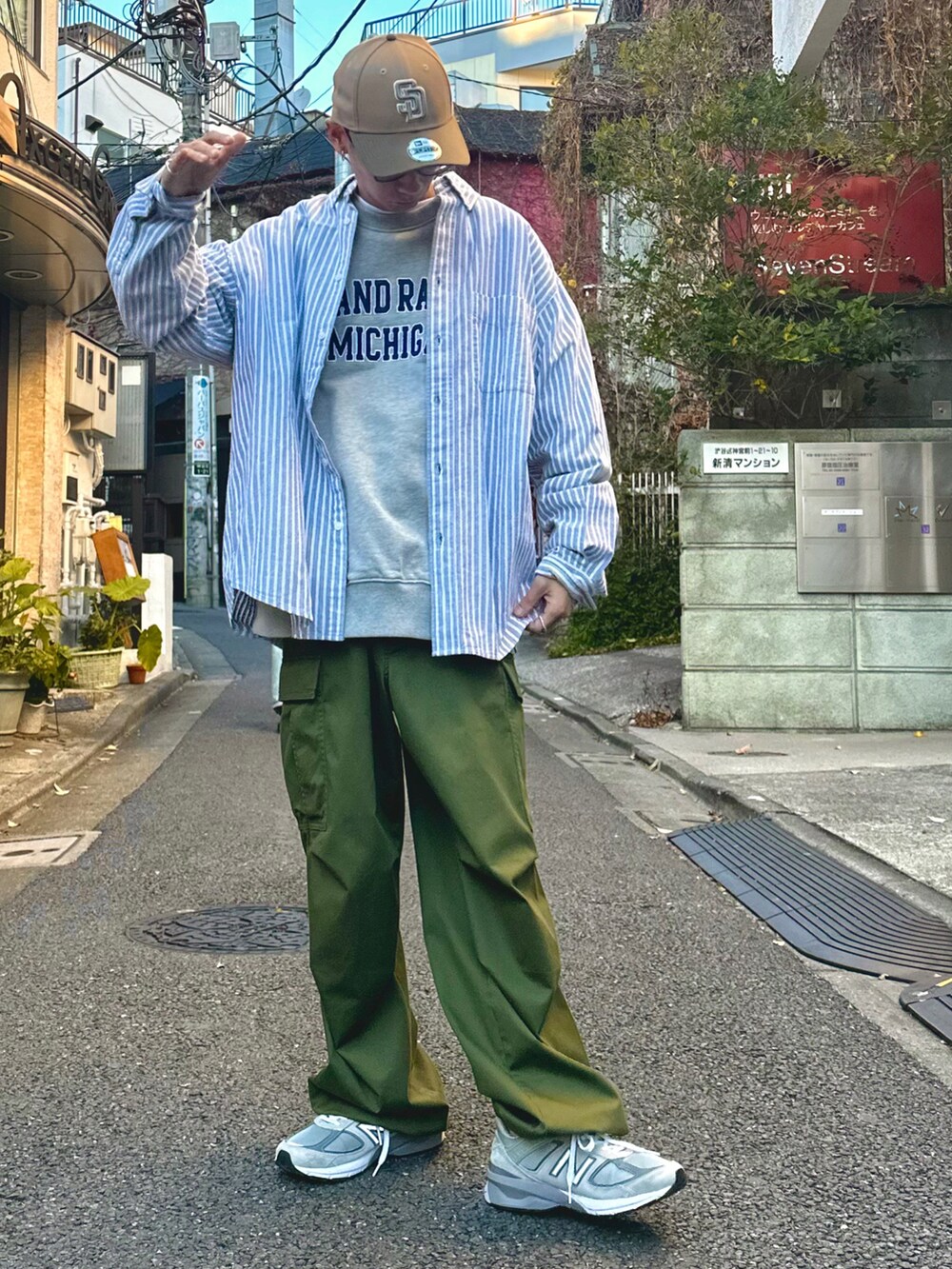 グリーン系のシャツ/ブラウス、グレー系のスウェット、グリーン系のカーゴパンツを着用したメンズの冬コーディネートの2枚目の写真