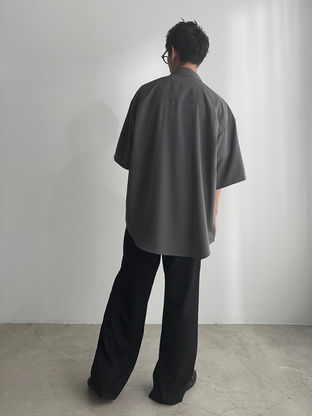 グレー系のシャツ/ブラウス、グリーン系のTシャツ/カットソー、ブラック系のスラックスを着用したメンズの夏コーディネートの3枚目の写真