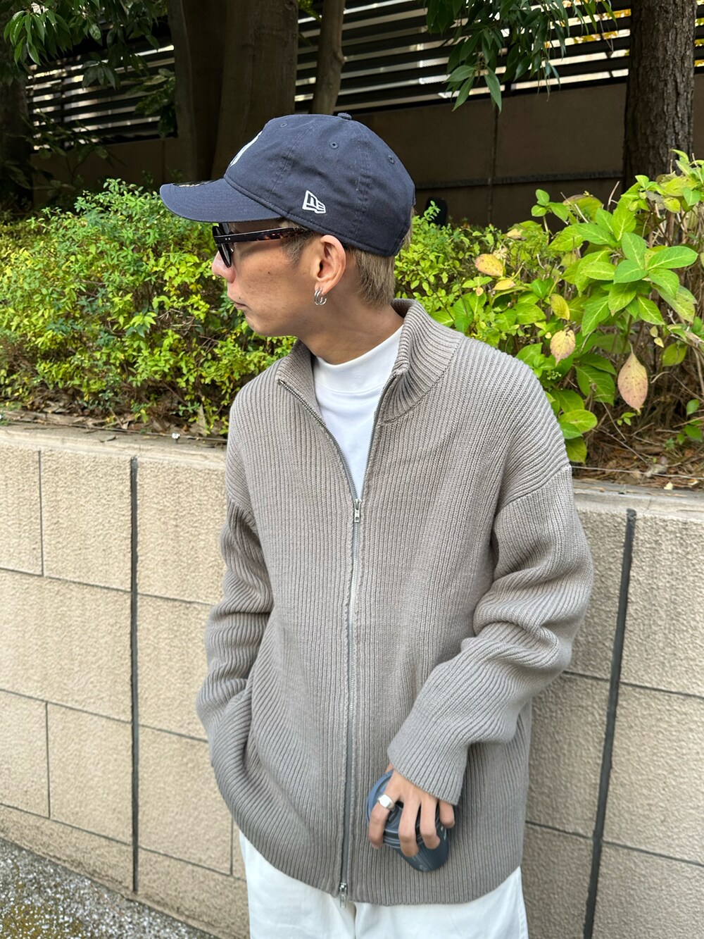 グレー系のカーディガン/ボレロ、ホワイト系のTシャツ/カットソー、ホワイト系のデニムパンツを着用したメンズの冬コーディネートの5枚目の写真