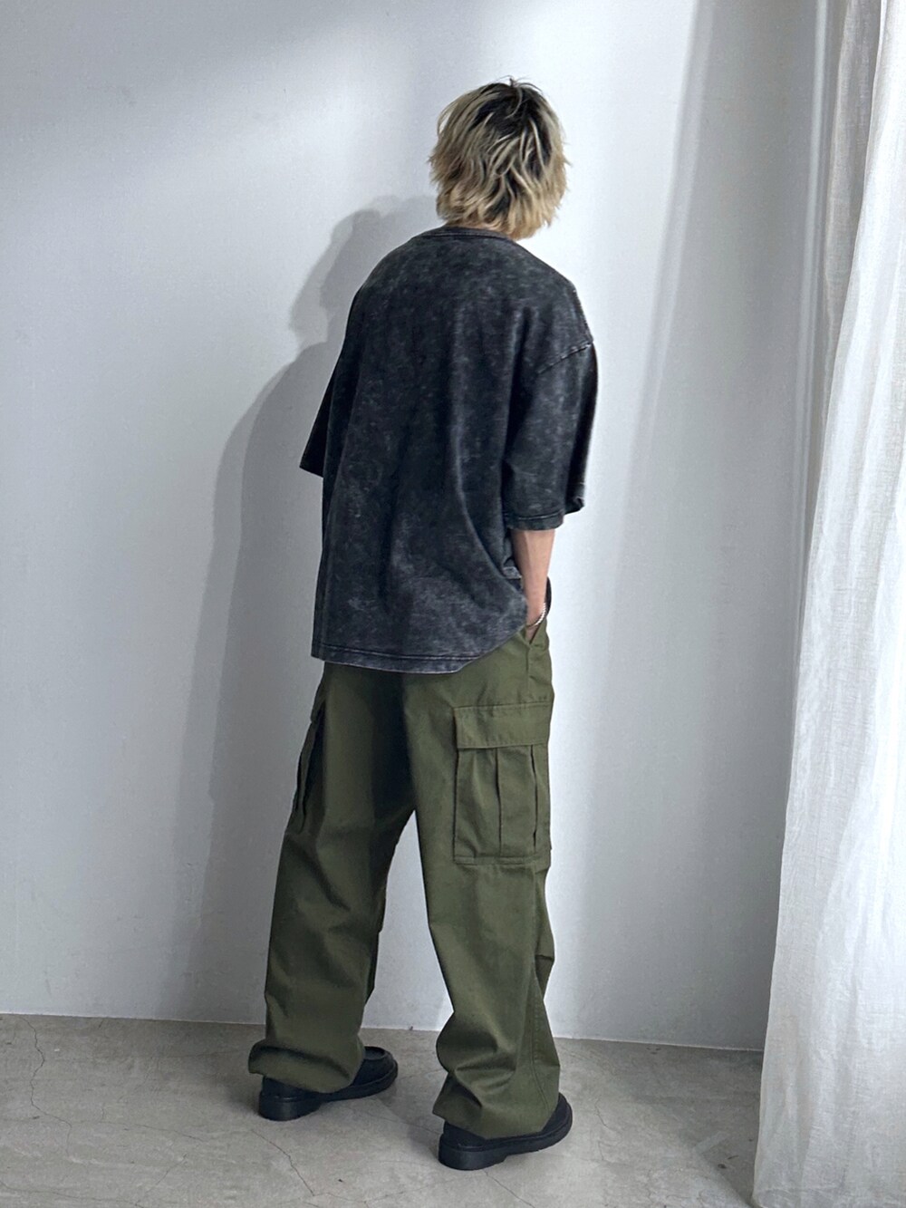 その他のTシャツ/カットソー、グリーン系のカーゴパンツを着用したメンズの春コーディネートの3枚目の写真