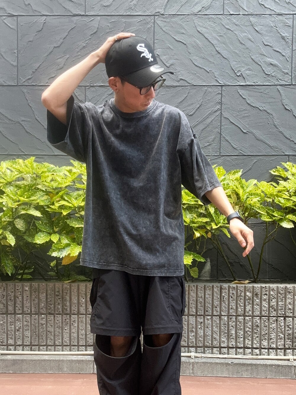 その他のTシャツ/カットソー、ブラック系のスニーカー、ブラック系のカーゴパンツを着用したメンズの春コーディネートの4枚目の写真