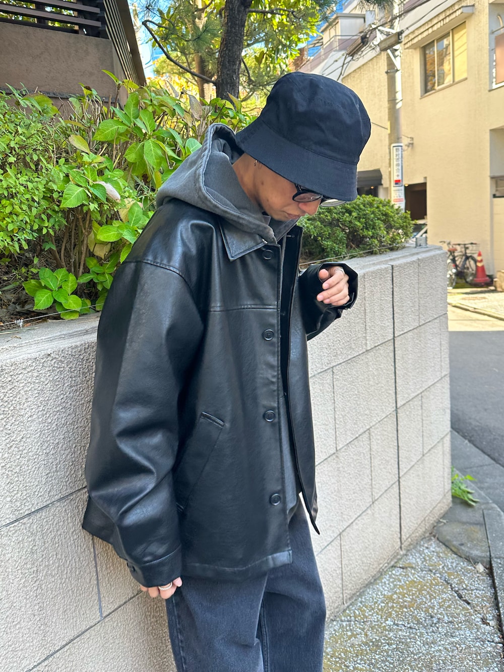 ブラック系のカバーオール、ブラック系のTシャツ/カットソー、ブラック系のデニムパンツを着用したメンズの秋コーディネートの5枚目の写真