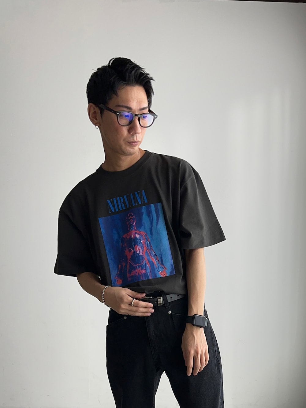 その他のTシャツ/カットソー、ブラック系のデニムパンツを着用したメンズの夏コーディネートの4枚目の写真