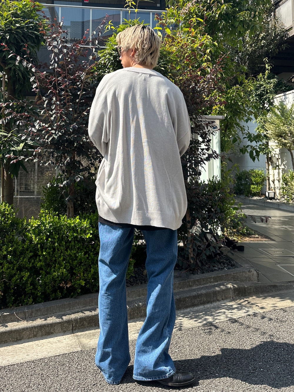 グレー系のカーディガン/ボレロ、ブラック系のTシャツ/カットソー、ブルー系のデニムパンツを着用したメンズの春コーディネートの3枚目の写真