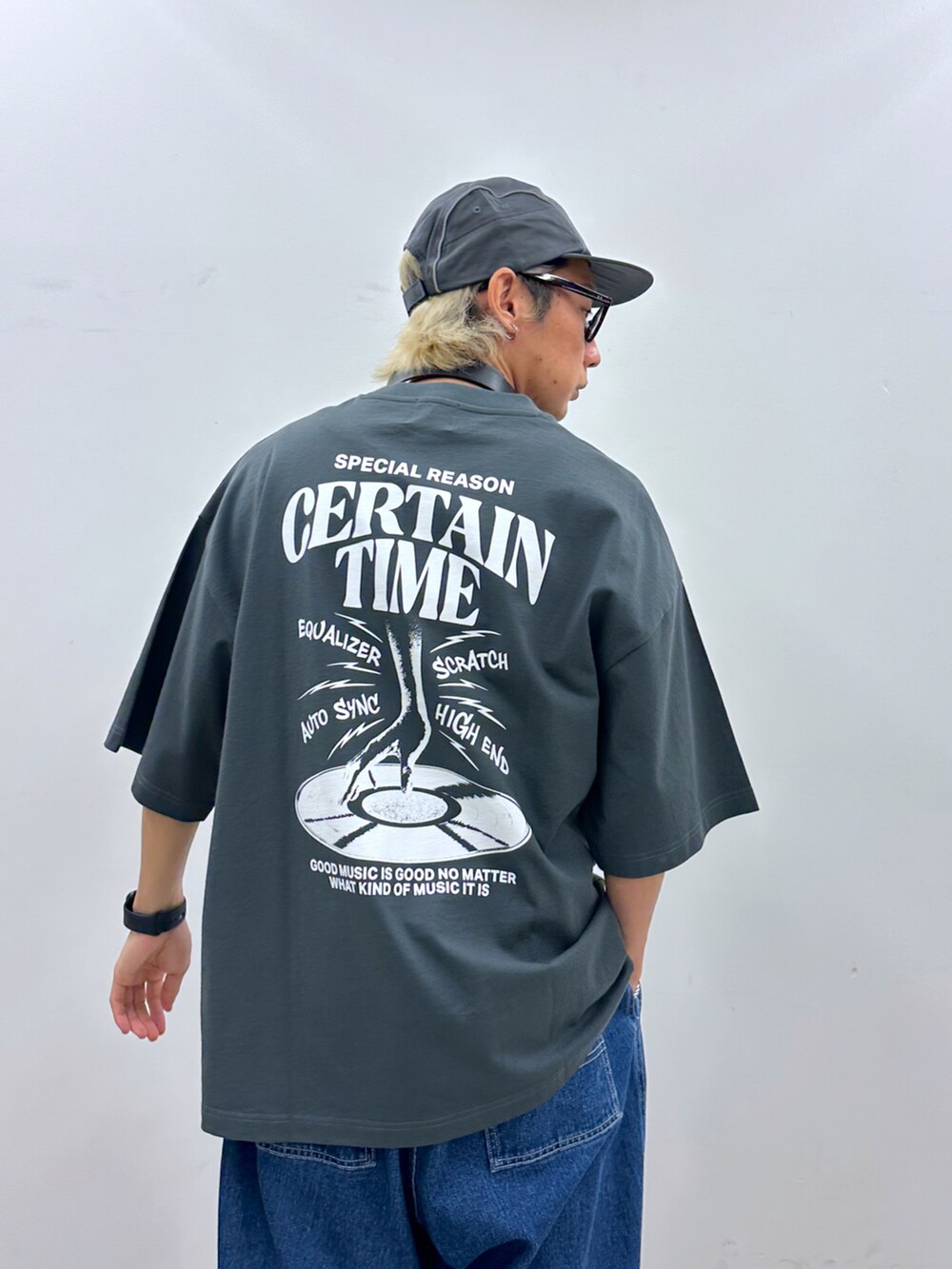 ブラック系のTシャツ/カットソー、ブルー系のデニムパンツを着用したメンズの春コーディネートの3枚目の写真