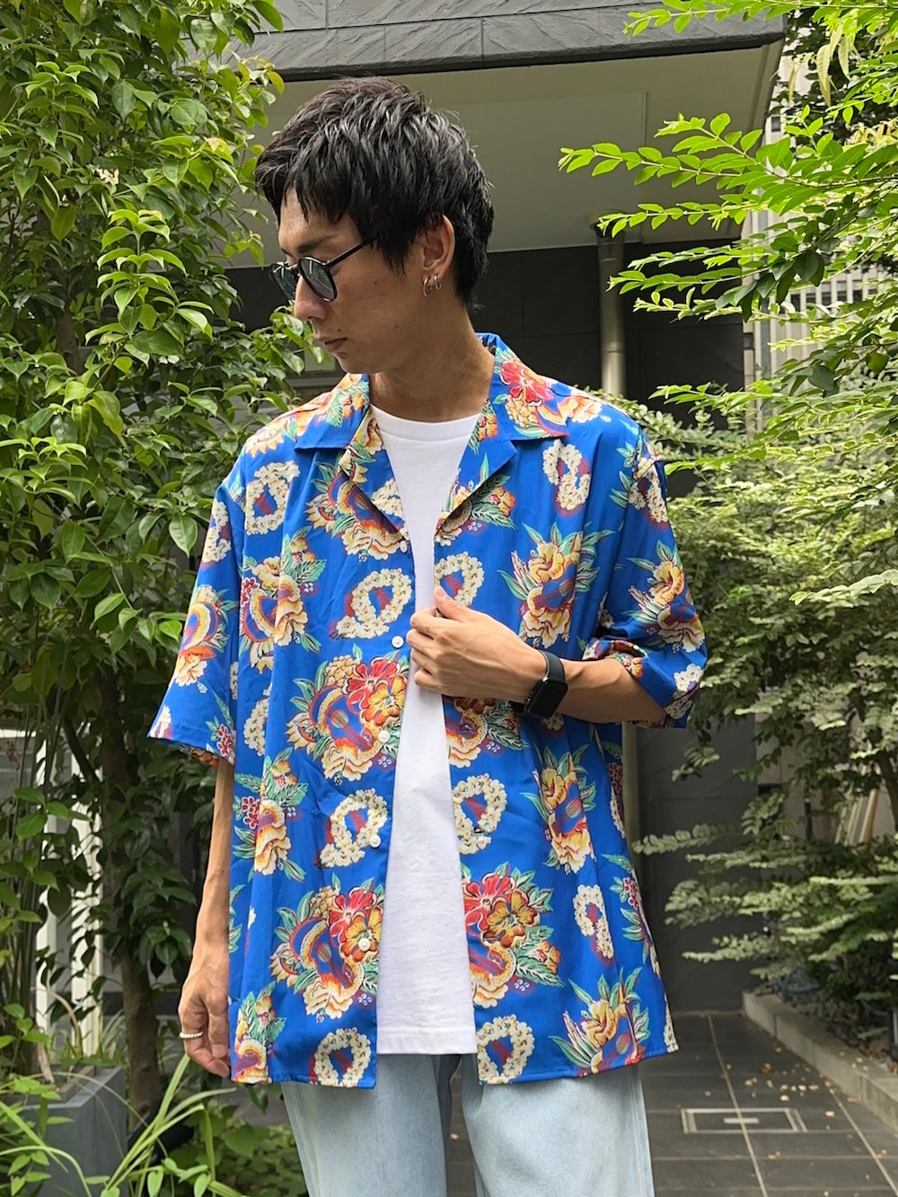 その他のシャツ/ブラウス、ホワイト系のタンクトップ、ブルー系のデニムパンツを着用したメンズの夏コーディネートの4枚目の写真