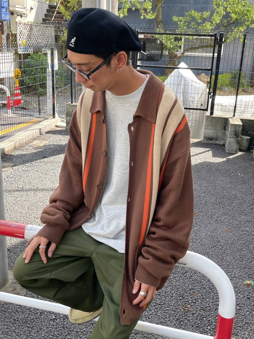 ブラウン系のカーディガン/ボレロ、グレー系のスウェット、グリーン系のカーゴパンツを着用したメンズの秋コーディネートの4枚目の写真