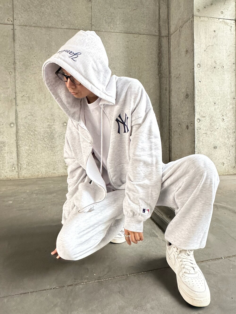 グレー系のパーカー、ホワイト系のTシャツ/カットソー、グレー系のスウェットパンツを着用したメンズの秋コーディネートの3枚目の写真
