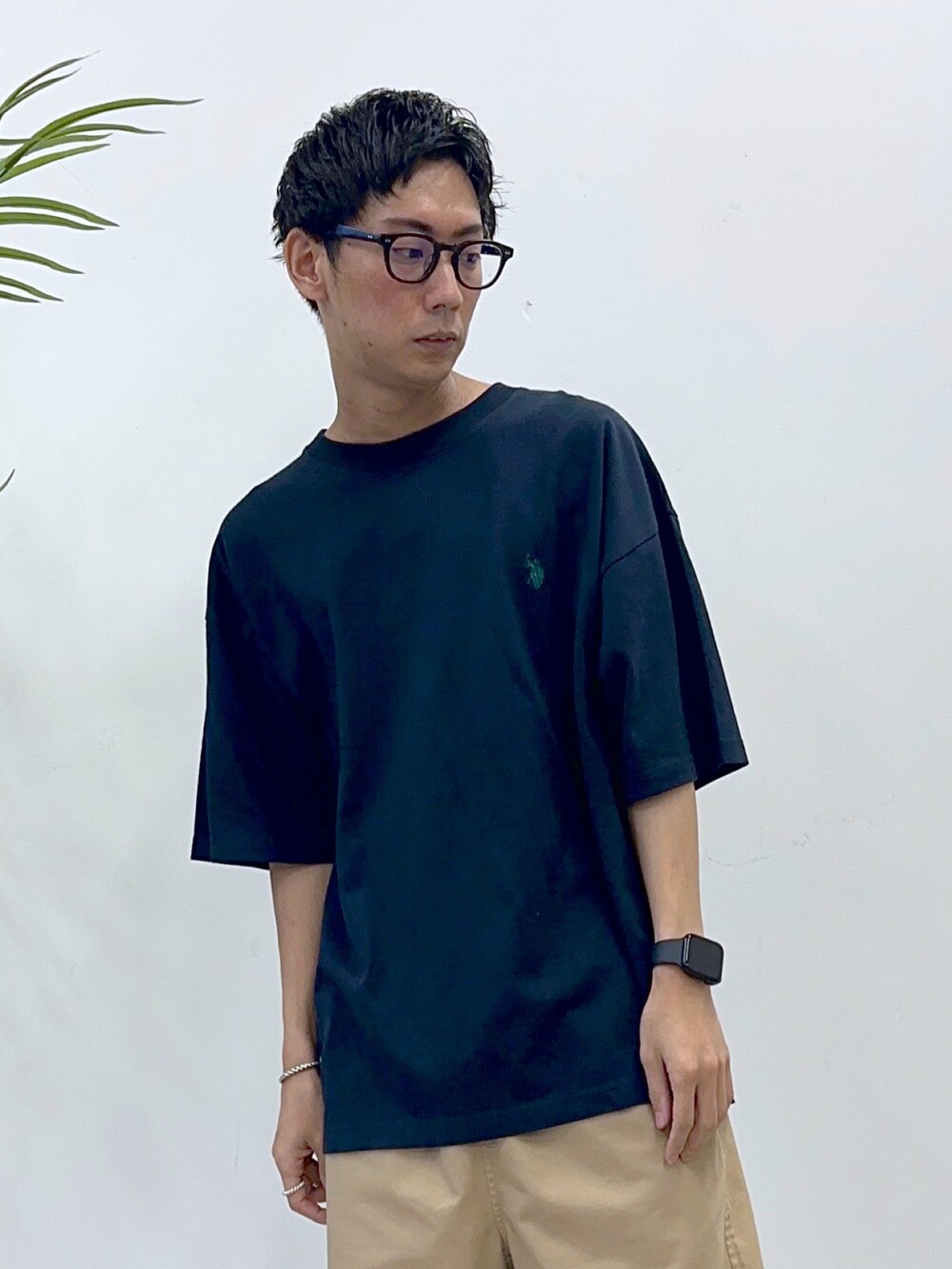 ブルー系のTシャツ/カットソー、ブラック系のスニーカー、ベージュ系のチノパンツを着用したメンズの夏コーディネートの4枚目の写真